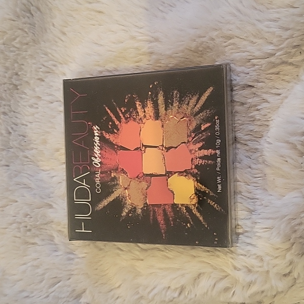 Huda Beauty coral obsessions palette